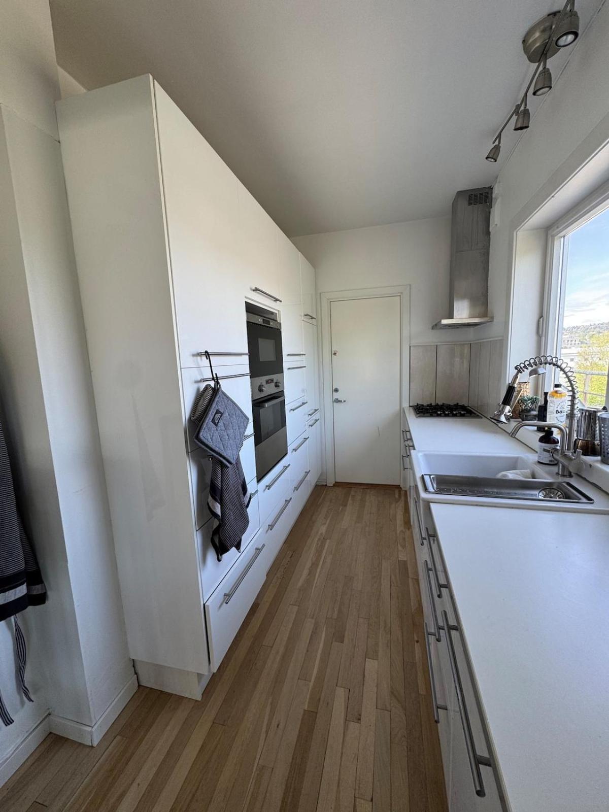 Apartamento - Center - Spacious Floor With Big Private Balcony *